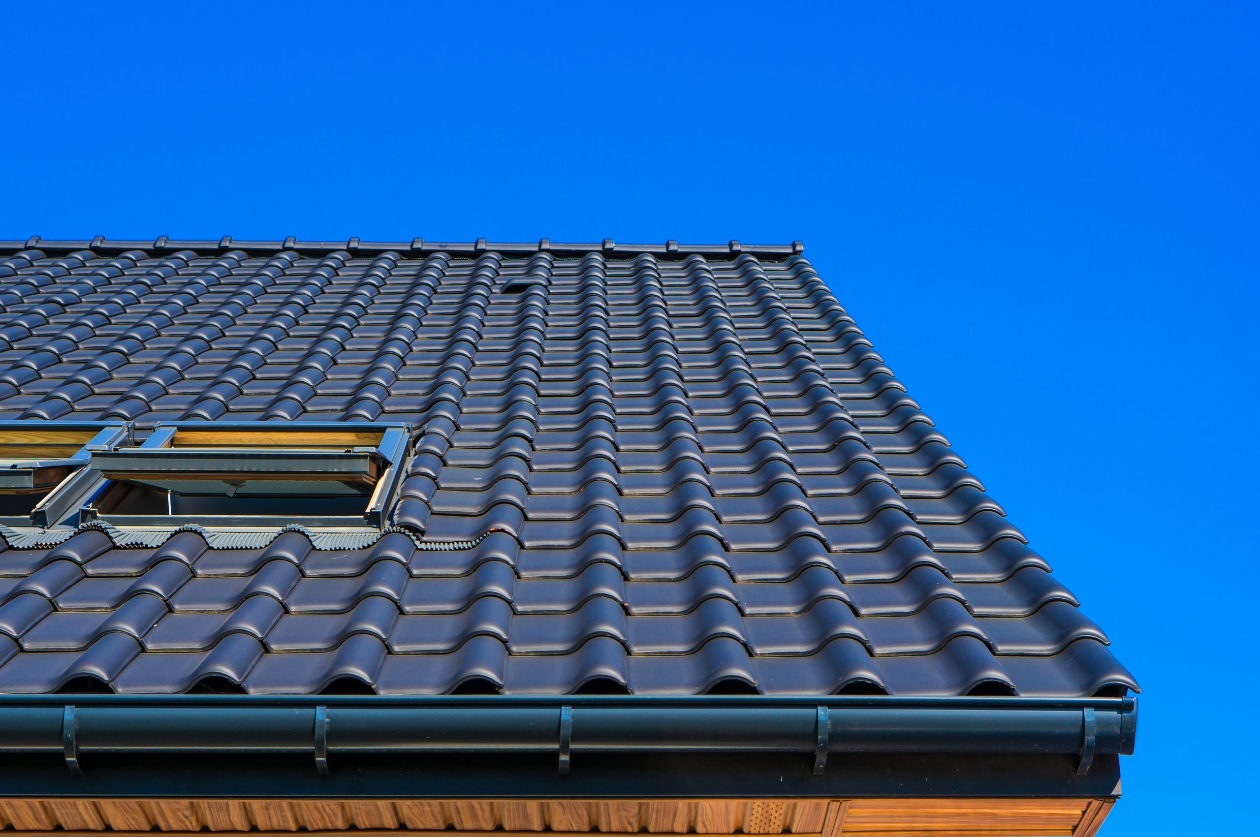 vertical-low-angle-closeup-shot-black-roof-building-scaled